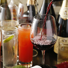 Root's（目黒）の貸切パーティーで乾杯する様子