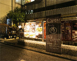 Root's（目黒）店内でワインと前菜を楽しむ様子